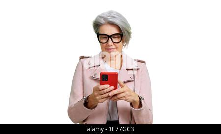 Ältere Frau, die ein Smartphone für moderne Kommunikation benutzt Stockfoto