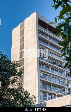 Modernes Apartment-Wohngebäude, Hochhausfassade Mit Balkonen, Barcelona Stockfoto