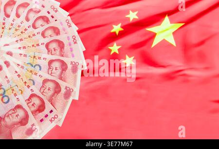 Chinesische Banknoten im Wert von 100 RMB ，Yuan aus der chinesischen Währung. Übersetzen Sie das Alphabet Zhōngguó rénmíng yínháng, was die Volksbank von China bedeutet. Stockfoto