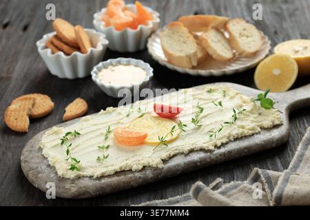 Hausgemachte Butterplatte mit frischer Orange, Cookies, geschnittenen Birnen, Tomaten, Zitronen, und Erdnussbutter Stockfoto
