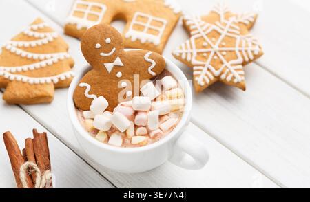 Gingerman in einer Tasse Kakao mit Marshmallows Stockfoto