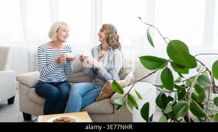 Mutter und Tochter verbringen Zeit miteinander und trinken Kaffee Stockfoto