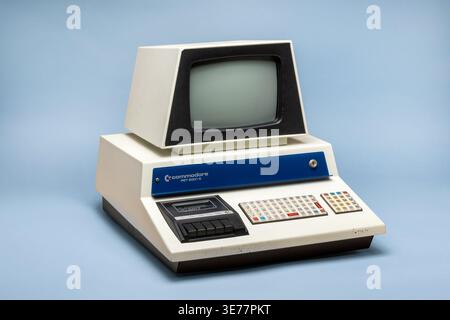 Pavia, Lombardei, Italien-30. März 2026: Commodore PET 2001 S Vintage-Computer von 1977 auf blauem Hintergrund, der alte Technolog repräsentiert Stockfoto