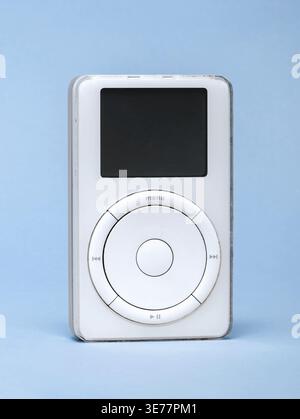 Pavia, Lombardei, Italien, 30. März 2026: Apple iPod der ersten Generation mit digitaler Musiktechnologie, 2001. Wird in Strg+Alt Museum angezeigt. Stockfoto