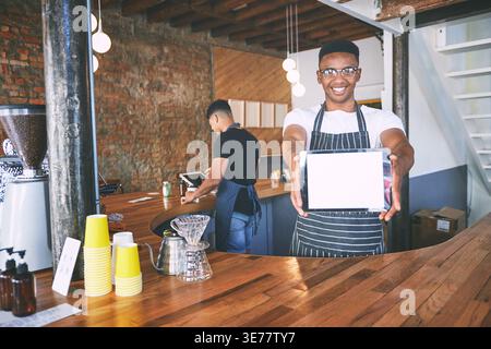 Porträt, leer oder Person im Café mit Tablet-Bildschirm, Website-Prüfung oder Bestandsverwaltung im Bistro. Mockup Space, digital oder Barista mit Technik Stockfoto