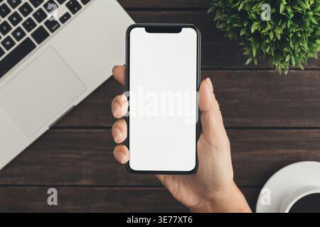 Investor analysiert Börseninvestitionen mit auf dem Smartphone Stockfoto