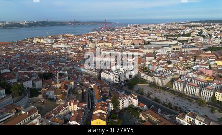 Drohnaufnahmen von Lissabon, Portugal, der prächtigen historischen Küstenhauptstadt mit auffälligen traditionellen rotgedeckten Dächern Stockfoto