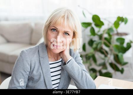 Porträt von Reife Geschäftsfrau Blick in die Kamera Stockfoto