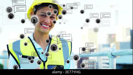 Mit Tablet, Telefon, Ingenieur in gelbem Schutzhelm und Hivis-Weste mit Chat-Overlays auf dem Dach, Copy sp Stockfoto