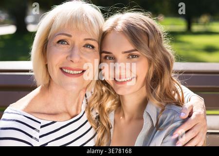 Porträt der älteren Mutter und Tochter im Park Stockfoto