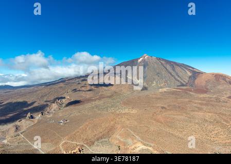 Panorama während des Aufstiegs zum Alto de Guajara, 2715 m, in Richtung der bizarr geformten vulkanischen Felsformationen, Roques de García, dem Besucherzentrum und Stockfoto