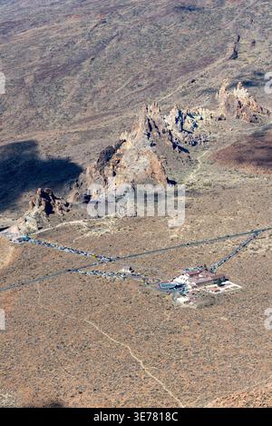 Panorama während des Aufstiegs zum Alto de Guajara, 2715 m, in Richtung der bizarr geformten vulkanischen Felsformationen, Roques de García, dem Besucherzentrum und Stockfoto