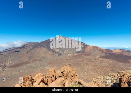 Panorama während des Aufstiegs zum Alto de Guajara, 2715 m, in Richtung der bizarr geformten vulkanischen Felsformationen, Roques de García, dem Besucherzentrum und Stockfoto