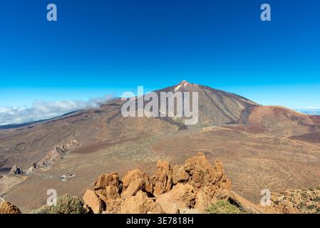 Panorama während des Aufstiegs zum Alto de Guajara, 2715 m, mit bizarr geformten vulkanischen Felsformationen, Roques de García, dem Besucherzentrum und Stockfoto