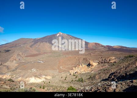 Panorama während des Aufstiegs zum Alto de Guajara, 2715 m, mit bizarr geformten vulkanischen Felsformationen, Roques de García, dem Besucherzentrum und Stockfoto