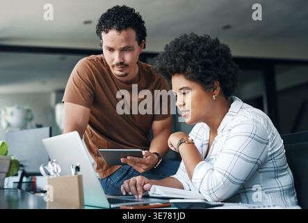 Tablet, Team und Ratschläge mit Laptop im Büro zur Überprüfung von Geschichten, Feedback zu artikeln und redaktionellen Anleitungen. Journalist, Redakteur und Techniker bei der Medienagentur Stockfoto