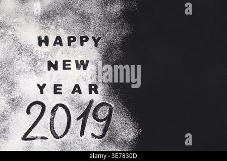 Happy New Year 2019 auf schwarzem Hintergrund geschrieben Stockfoto
