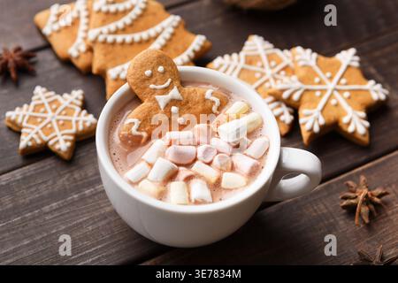 Lebkuchenmann in heißer Schokoladentasse mit Marshmallows Stockfoto