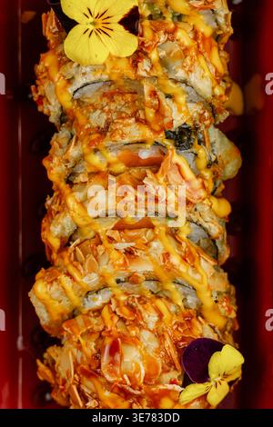 Gebackene Tempura Roll aus nächster Nähe isoliert Stockfoto