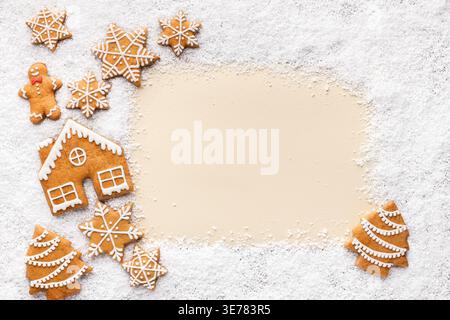 Rahmen aus Lebkuchenkeksen und Schnee mit Kopierraum Stockfoto