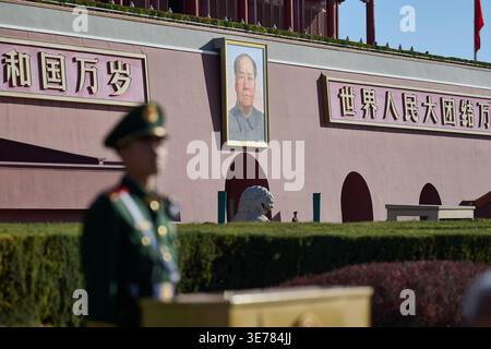 Detaillierte Ansicht des Mao Zedong Porträts und der Inschriften am Tiananmen-Tor mit einer verschwommenen Wache im Vordergrund, Peking, China, Asien. Stockfoto