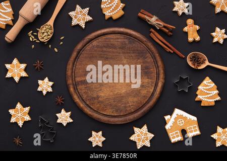 Weihnachtlicher Hintergrund mit verschiedenen Keksen und Holzbrett Stockfoto