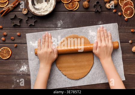 Frau, die Teig für Lebkuchenkekse ausrollt Stockfoto