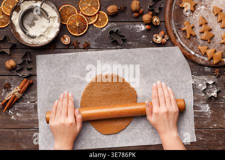 Frau, die Teig für Lebkuchenkekse ausrollt Stockfoto