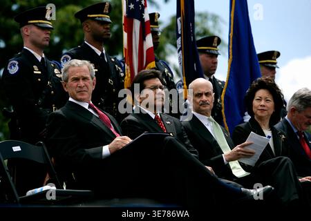Präsident Bush spricht beim jährlichen Gedenkfeiertag für Friedensbeamte Stockfoto