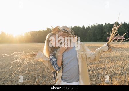 Glückliches Paar lacht im Sonnenuntergang und genießt einen unbeschwerten Lebensstil Stockfoto