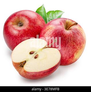Zwei rote Äpfel und eine Hälfte Apfel auf weißem Hintergrund. Datei enthält Beschneidungspfade. Stockfoto