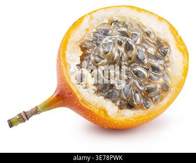 Die Hälfte der gelben süßen granadilla-Frucht (Passiflora ligularis) mit granadilla-Samen isoliert auf weißem Hintergrund mit Schnittpfad. Qualitativ hochwertige Bilder Stockfoto