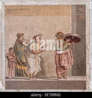 NEAPEL, ITALIEN ? 26. JUNI 2025: Mosaikdetail mit Straßenmusikern aus Pompeji im Archäologischen Museum von Neapel, das das römische Alltagsleben und die Unterhaltung des frühen 1. Jahrhunderts v. Chr. zeigt Stockfoto