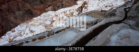 Panoramablick auf Salineras de Maras, Maras Salzbergwerke, Peru Stockfoto