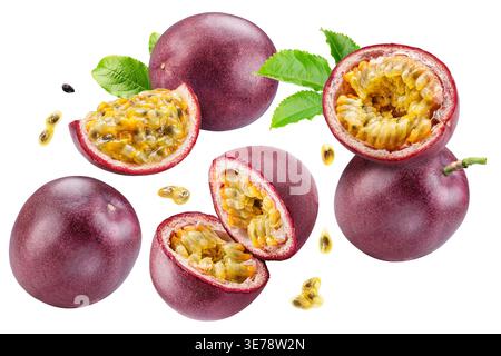Frische reife Passionsfrüchte mit halb Passionsfrucht mit saftigem Fruchtfleisch und Samen, grüne Blätter isoliert auf weißem Hintergrund mit Schnittpfad. Hoch qua Stockfoto
