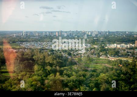 Ein erhöhter Panoramablick fängt die Zersiedelung von Foz do Iguacu, Parana, Brasilien ein, wo Wohnviertel und mittelhohe Turmblöcke entstehen Stockfoto