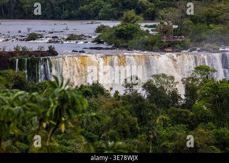 Ein atemberaubender Panoramablick auf die Iguazu-Fälle von der brasilianischen Seite in Foz do Iguacu, Parana, mit den massiven Wasserfällen, die mit Pow kaskadieren Stockfoto