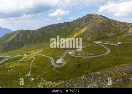 Gewundene Alpenstraße auf der Großglockner Hochalpenstraße mit dramatischer Bergwelt in Österreich. Stockfoto