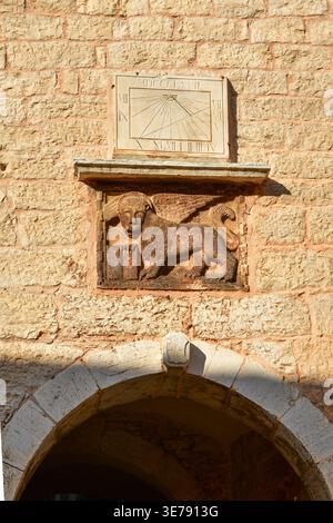 Steinmauer mit Sonnenuhr und Löwenrelief in Bale Croatia historische architektonische Details Stockfoto