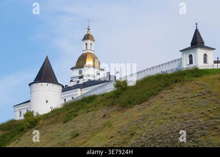 Am Fuße des antiken Tobolsker Kreml an einem Tag im August. Tobolsk, Russland Stockfoto