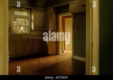 Kücheneinrichtung auf einem Filmset auf dem Grundstück der Warner Bros Studios in Burbank, Kalifornien. Inszenierte Wohnumgebung ohne Insassen. Stockfoto