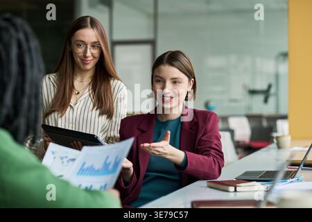 Geschäftsfrauen präsentieren Marketingstrategie während des Kundengesprächs Stockfoto