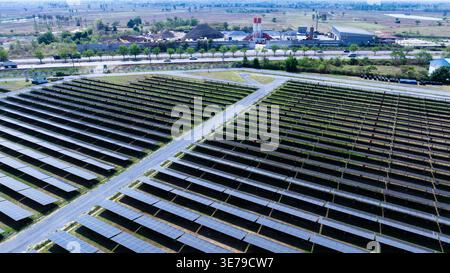 Ein Hochwinkelblick eines großen Photovoltaik-Solarparks mit nachhaltiger Energieinfrastruktur und Stromerzeugung im Versorgungsmaßstab. Stockfoto