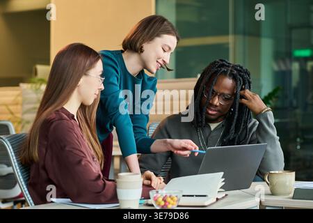 Diverses Office-Team prüft Laptop für Gemeinschaftsprojekte Stockfoto