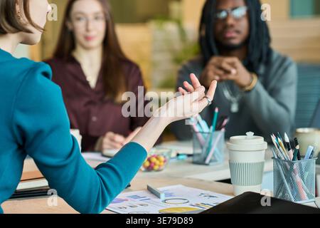 Geschäftsfrau leitet diverse Teammeetings im modernen Büro Stockfoto