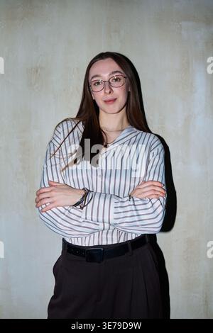 Porträt einer erwachsenen Frau mit Brille, die für das Unternehmensprofil posiert Stockfoto