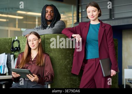 Porträt eines diversen Business Teams, das sich in Modern Office ausgibt Stockfoto