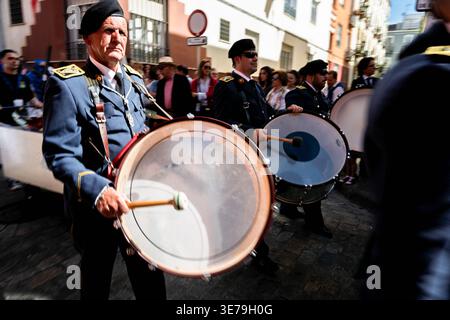 Ein erfahrener Schlagzeuger der Arahal-Band tritt während einer Karwochenprozession am Palmensonntag in Sevilla, Andalusien, auf. Stockfoto
