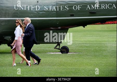 Dateifoto – Präsident Donald Trump, Barron Trump und Melania Trump verlassen das Weiße Haus in Washington, DC, am 30. Juni 2017. - Die US First Lady Melania Trump hat am Donnerstag bestritten, dass sie irgendeine Verbindung zu Jeffrey Epstein hatte, und lehnte Ansprüche ab, mit ihm in Verbindung zu stehen oder von ihm Opfer zu werden. In der Zwischenzeit distanzierte sich US-Präsident Donald Trump von der Angelegenheit und fügte hinzu, dass er ihre Erklärung nicht kannte. Foto: Olivier Douliery/ ABACAPRESS.COM Credit: Abaca Press/Alamy Live News Stockfoto
