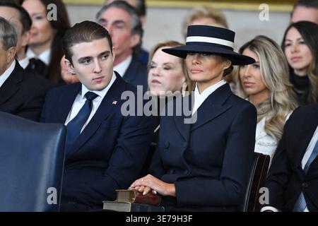 Dateifoto - (L-R) Barron Trump und First Lady Melania Trump hören zu, wie US-Präsident Donald Trump am 20. Januar 2025 als 47. Präsident in der Rotunde des US-Kapitols in Washington, DC, vereidigt wurde. - Die US First Lady Melania Trump hat am Donnerstag bestritten, dass sie irgendeine Verbindung zu Jeffrey Epstein hatte, und lehnte Ansprüche ab, mit ihm in Verbindung zu stehen oder von ihm Opfer zu werden. In der Zwischenzeit distanzierte sich US-Präsident Donald Trump von der Angelegenheit und fügte hinzu, dass er ihre Erklärung nicht kannte. Foto: SAUL LOEB/POOL/ABACAPRESS.COM Stockfoto